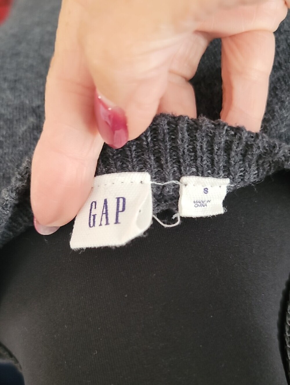 GAP Charcoal Crewneck Sweater with Multicolor Heart Stripes size small - Picture 2 of 9